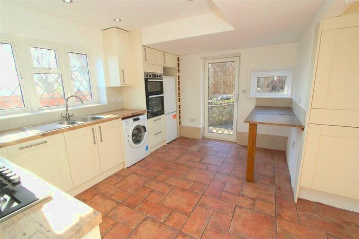 4 Bedroom Detached House To Rent In Woodcote Grove Road, Coulsdon, CR5