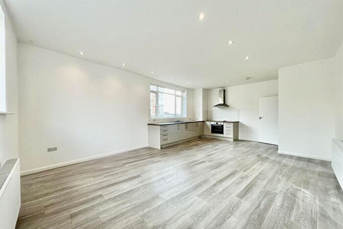 2 Bedroom Flat To Rent In Broadway, Leigh On Sea, SS9