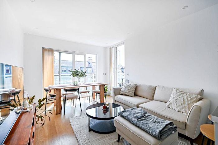 2 Bedroom Flat To Rent In Kew Riverside, Kew, Richmond, TW9