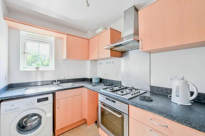 2 Bedroom Flat To Rent In Hemlock Close, Streatham Vale, London, SW16