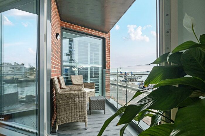 2 Bedroom Flat For Sale In High Street, Poole, Dorset, BH15