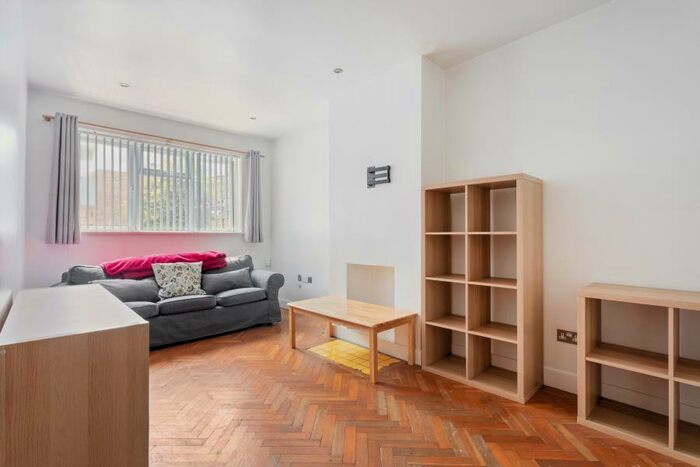 2 Bedroom Flat To Rent In East Street, SE17