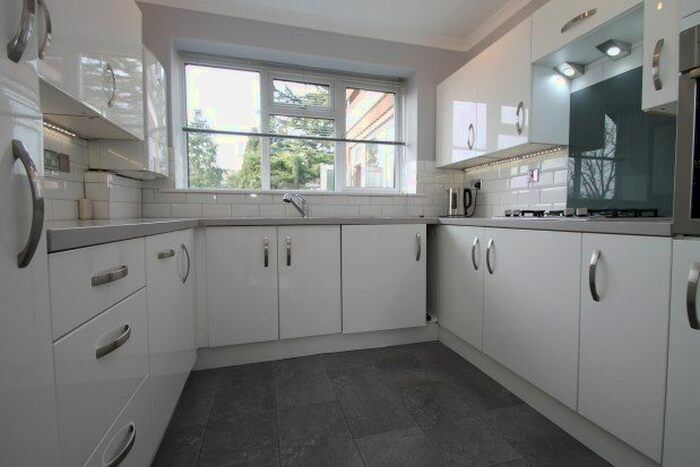 3 Bedroom Flat To Rent In Kingswood Road, Bromley, BR2