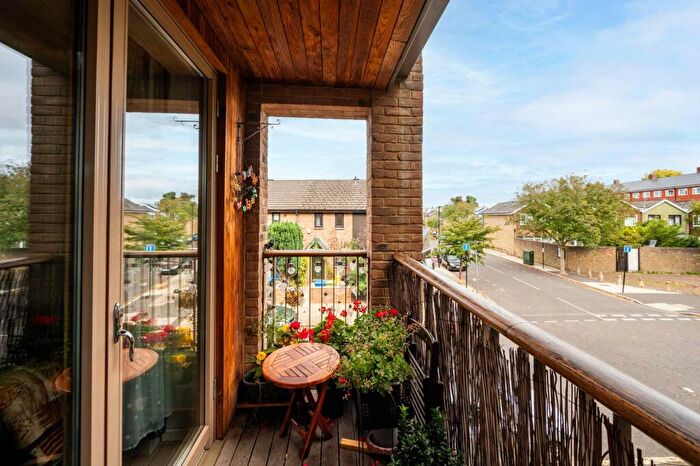 2 Bedroom Flat To Rent In Cooks Road, Kennington, London, SE17