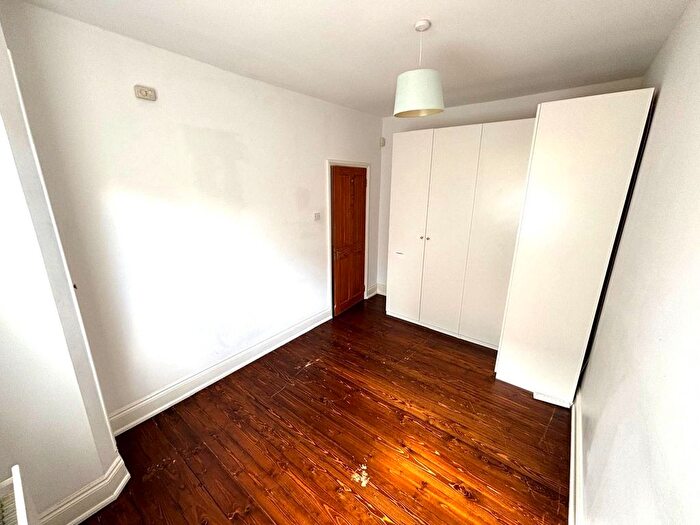 2 Bedroom Flat To Rent In Earlsfield Road, London, SW18