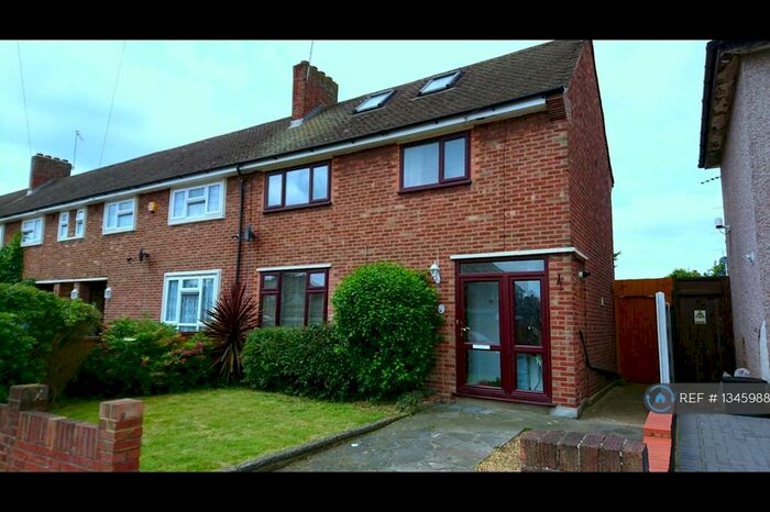 2 Bedroom End Of Terrace House To Rent In Victory Way, Romford, RM7