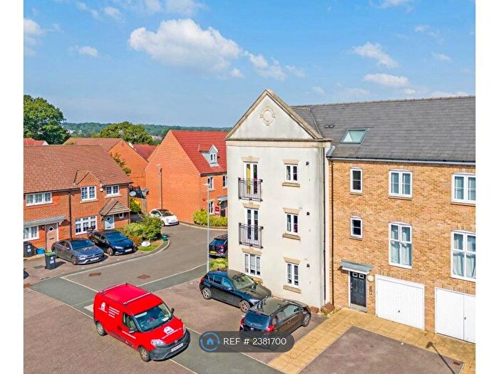 1 Bedroom Flat To Rent In The Square, Loughton, IG10