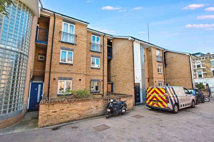 3 Bedroom Flat For Sale In Rectory Road, London, N16