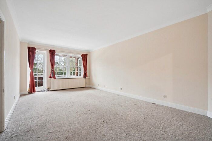 2 Bedroom Flat To Rent In Bulstrode Court, Gerrards Cross, Buckinghamshire, SL9