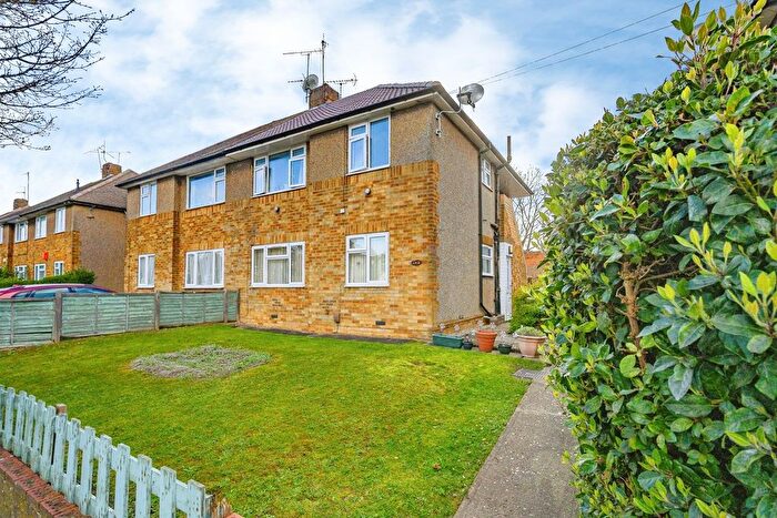 2 Bedroom Maisonette For Sale In Roman Road, Luton, Bedfordshire, LU4