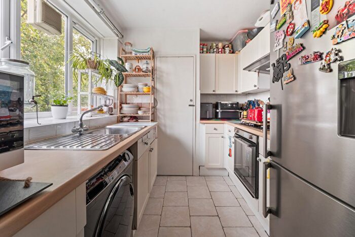 2 Bedroom Flat For Sale In Carslake Road, London, SW15