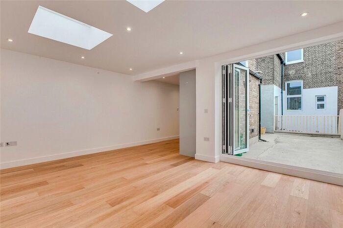 3 Bedroom Flat To Rent In Shepherds Bush Road, London, W6