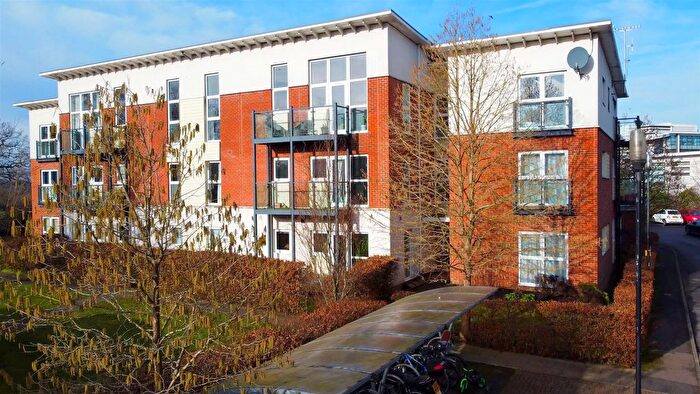 2 Bedroom Flat For Sale In Park View Road, Leatherhead, KT22