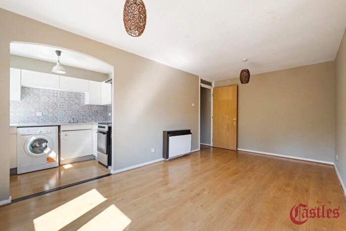2 Bedroom Flat To Rent In Riverside Close, Hackney, E5
