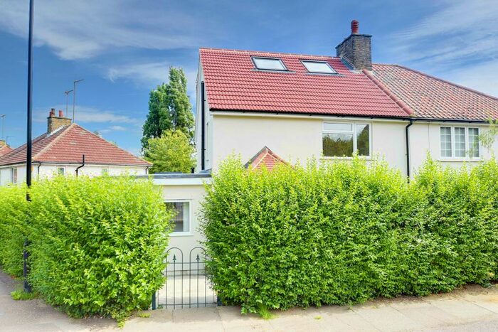 4 Bedroom Semi-Detached House To Rent In Coppetts Road, Muswell Hill, London, N10