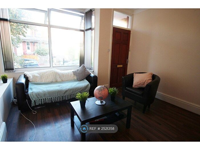 2 Bedroom Detached House To Rent In Stanmore View, Leeds, LS4