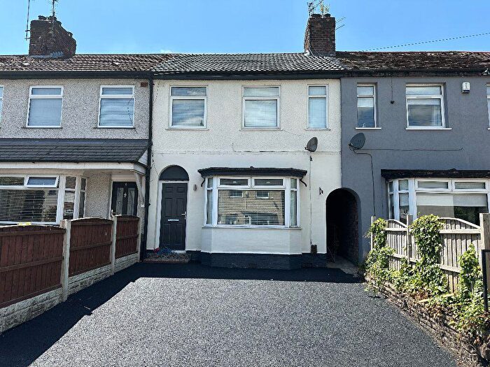 3 Bedroom Town House To Rent In Pine Close, Bed Townhouse, L36