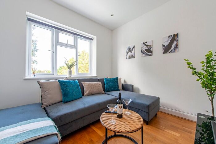 3 Bedroom Flat To Rent In London Borough Of Ealing, W5