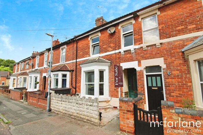 3 Bedroom Terraced House For Sale In Warwick Road, Swindon, SN1