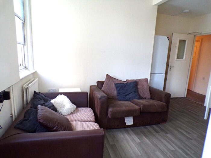 4 Bedroom Flat To Rent In Aylward Street, Portsmouth, Hampshire, PO1