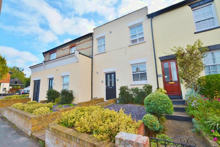 2 Bedroom Maisonette To Rent In Villiers Road, Watford, Hertfordshire, WD19