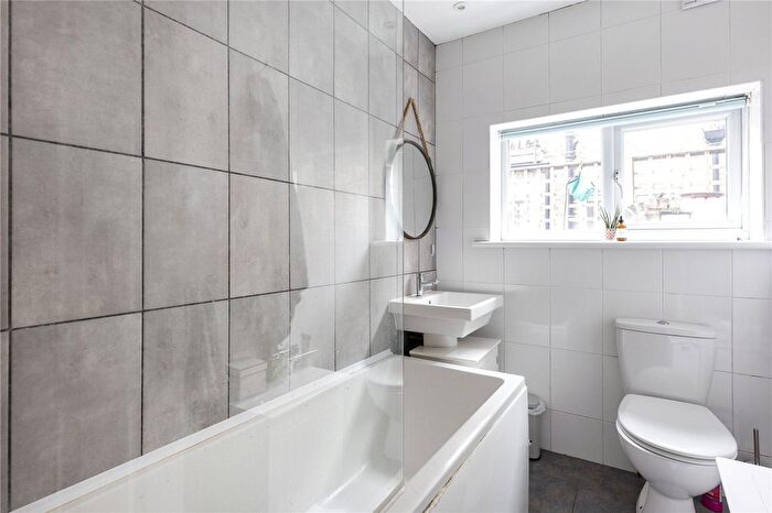 2 Bedroom Maisonette For Sale In Silverthorne Road, London, SW8