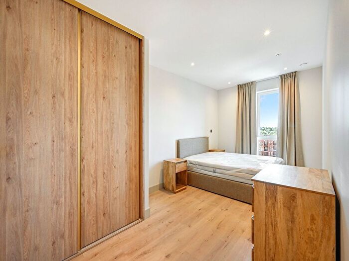 3 Bedroom Flat To Rent In The Draper, Caversham Rd, NW9