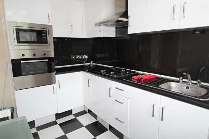 3 Bedroom Apartment To Rent In Royal College Street, Camden, NW1
