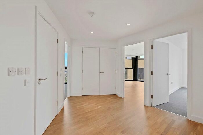 2 Bedroom Flat To Rent In Burgess Springs, Chelmsford, CM1