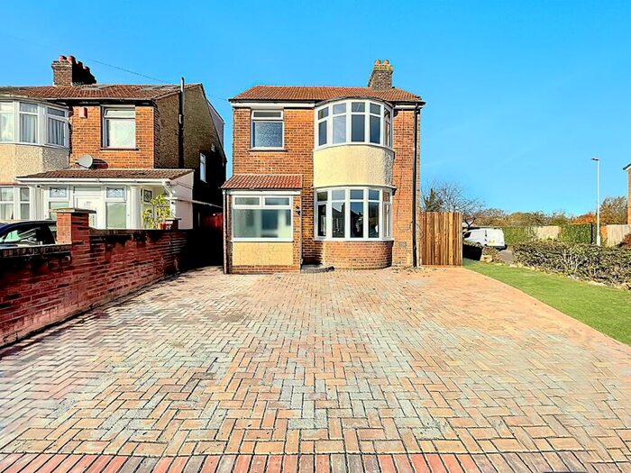 3 Bedroom Detached House To Rent In Turners Road North, Luton, Bedfordshire, LU2
