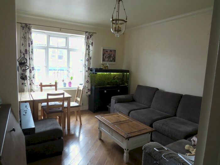 3 Bedroom Flat To Rent In Garratt Lane, London, SW17