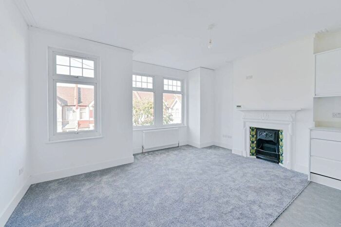 2 Bedroom Flat For Sale In Gassiot Road, Tooting, London, SW17