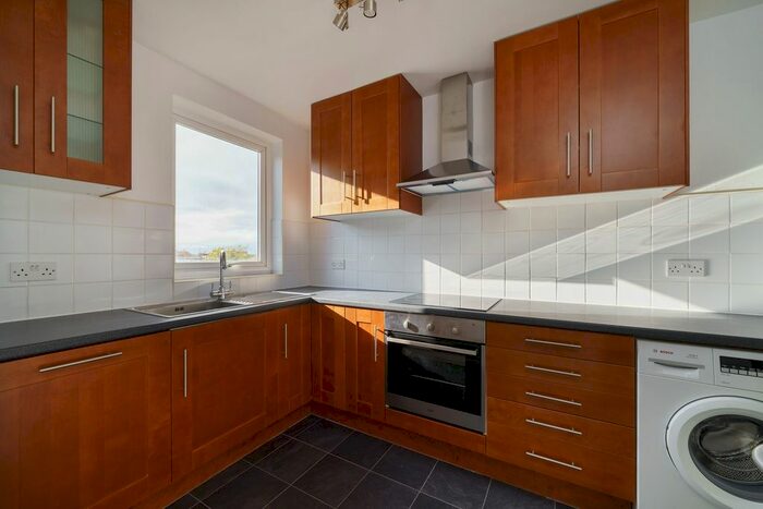 2 Bedroom Flat To Rent In Porchester Mead, Keats House, BR3