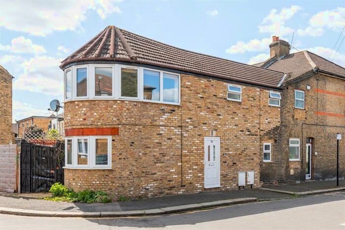 1 Bedroom End Of Terrace House To Rent In Station Road, Walthamstow, E17