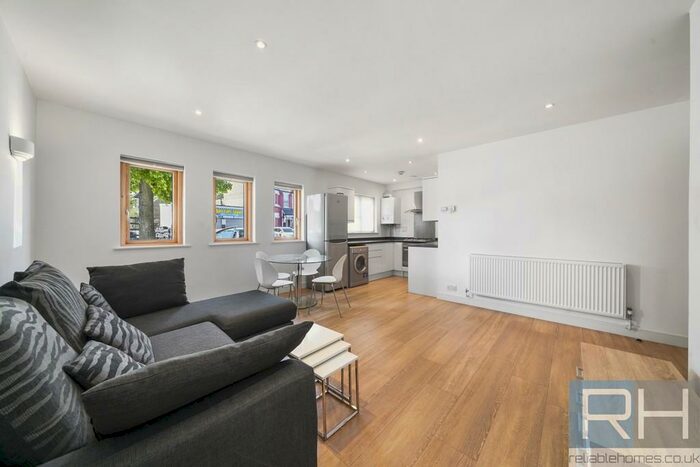 2 Bedroom Apartment To Rent In Green Lanes, Palmers Green, London, N13