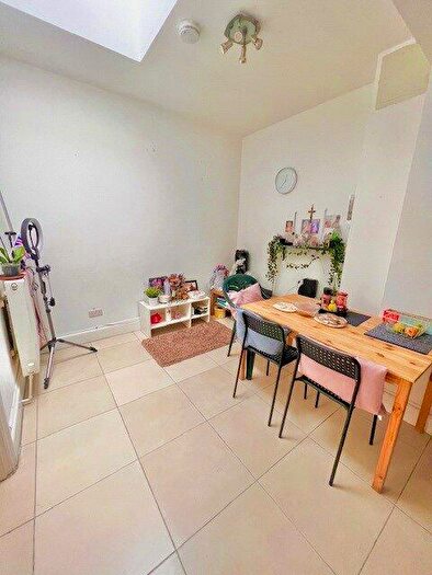 2 Bedroom Apartment To Rent In Green Lanes, Haringey, N8