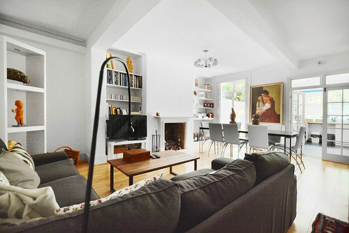 3 Bedroom Maisonette To Rent In Finborough Road, London, SW10