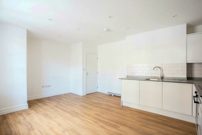 1 Bedroom Flat To Rent In Bank Building, Langley Road, KT6