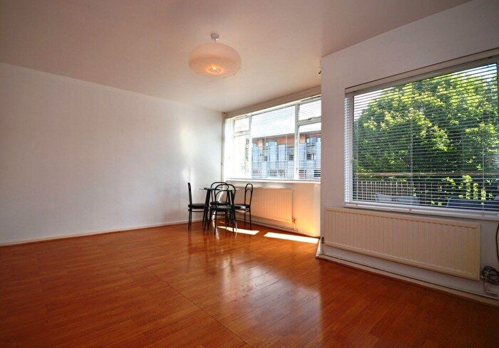 3 Bedroom Maisonette To Rent In Wellesley Street, E1