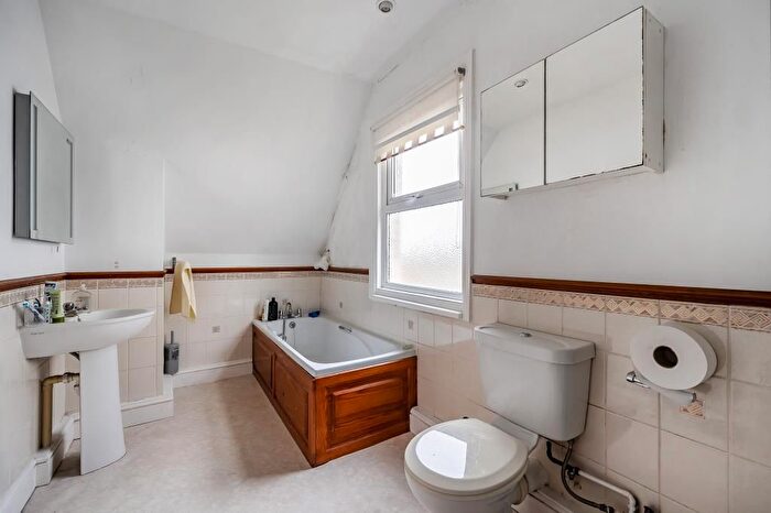 4 Bedroom Detached House For Sale In Reading University / Hospital Borders, Berkshire, RG2