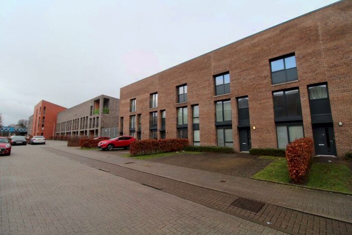 5 Bedroom House To Rent In Stirlingfauld Place, Glasgow, G5