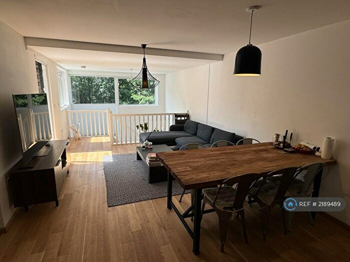 2 Bedroom Flat To Rent In Blondin Way, London, SE16