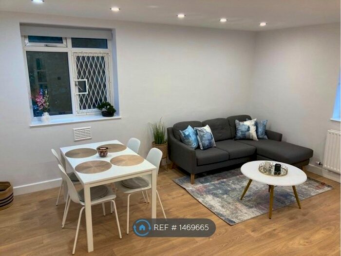 2 Bedroom Flat To Rent In Abbot Court, London, SW8