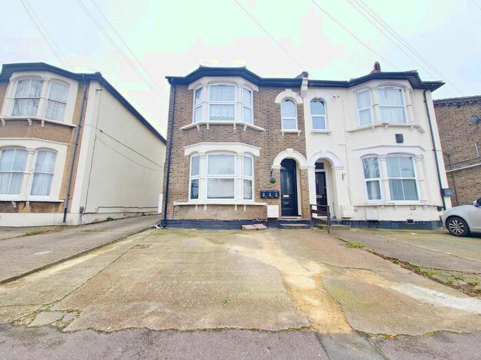 2 Bedroom Flat To Rent In Eastern Road, Romford, RM1