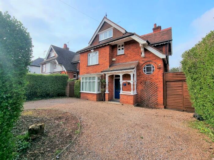 5 Bedroom Detached House To Rent In Woking, GU22