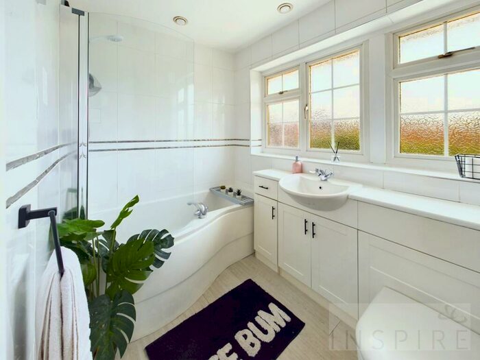 3 Bedroom End Of Terrace House For Sale In Lyndhurst Close, Crawley, RH11