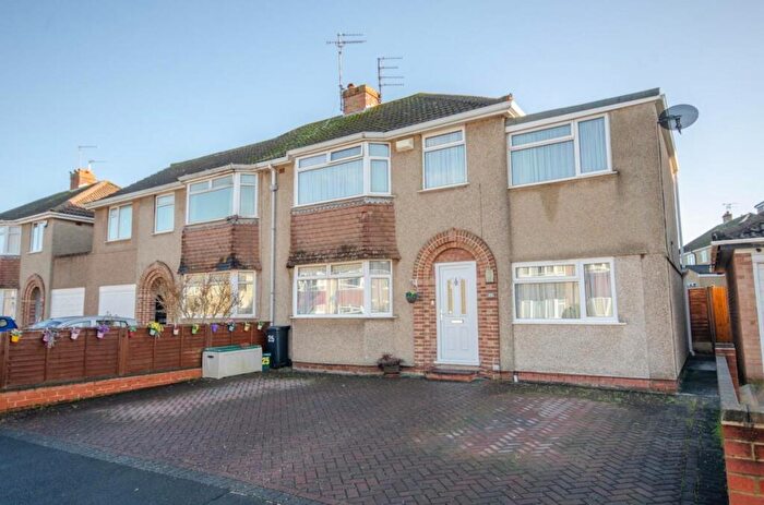 4 Bedroom Semi Detached House For Sale In Bridgeleap Road, Downend. Bristol, BS16