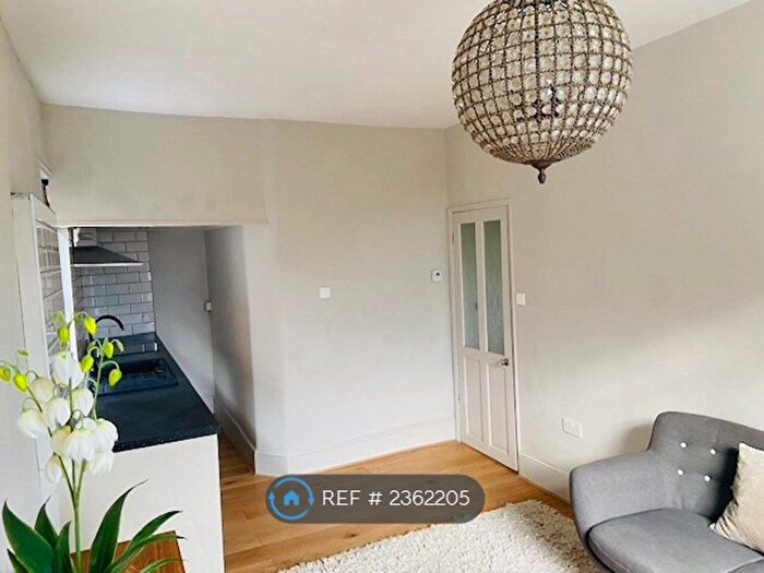 1 Bedroom Flat To Rent In Woodhurst Road, Acton, W3