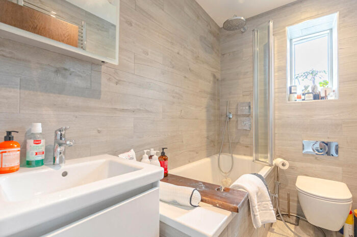 2 Bedroom Apartment To Rent In Taybridge Road, London, SW11