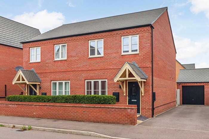 3 Bedroom Semi-Detached House For Sale In George Parish Road, Banbury, OX16